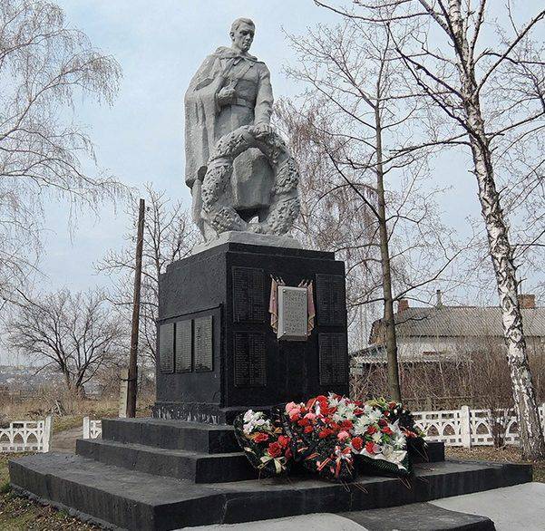 г. Старый Оскол. Памятник на пересечении улицы Победы и улицы Индустриальной, установленный на братской могиле, в которой похоронено 213 советских воинов, погибших в 1943 году.