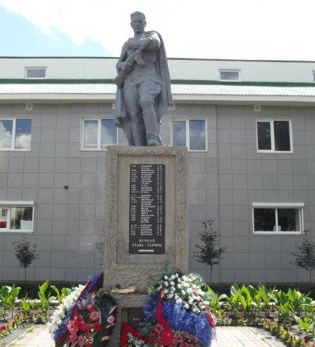г. Старый Оскол. Памятник на проспекте Комсомольском 73, установленный на братской могиле, в которой похоронено 813 советских воинов, в т.ч.  666 неизвестных, погибших в 1943 году.