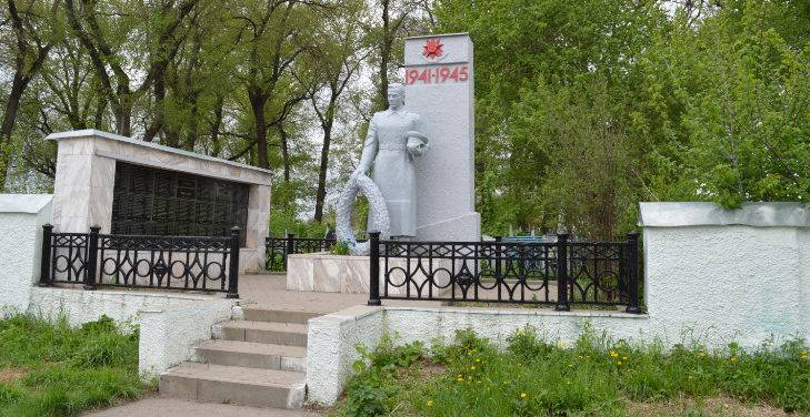 г. Старый Оскол. Памятник по улице Ракитной, установленный на братской могиле, в которой похоронено 243  советских воинов, в т.ч. 44 неизвестных, погибших в 1943 году.