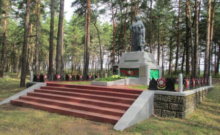 с. Анпиловка Старооскольского р-на. Памятник, установленный на братской могиле, в которой похоронено 6 советских воинов, погибших в 1943 году.