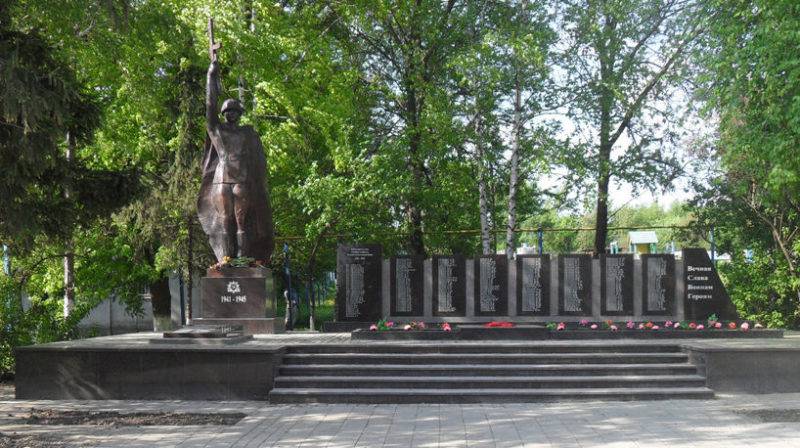 с. Знаменка Старооскольского р-на. Памятник по улице Нижней 26, установленный на братской могиле, в которой похоронен 31 советский воин, погибший в 1943 году.