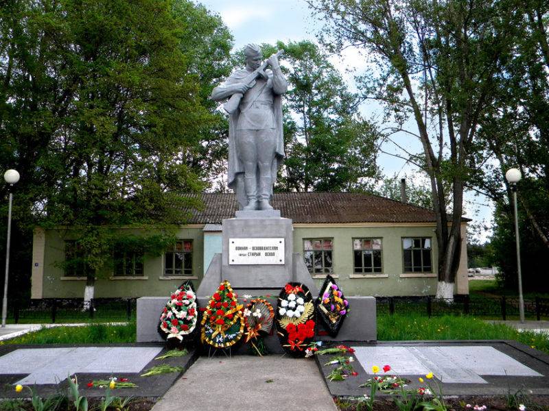 с. Каплино Старооскольского р-на. Памятник по улице Московской, установленный на братской могиле, в которой похоронено 239 советских воинов, в т.ч. 226 неизвестных, погибших в 1943 году.