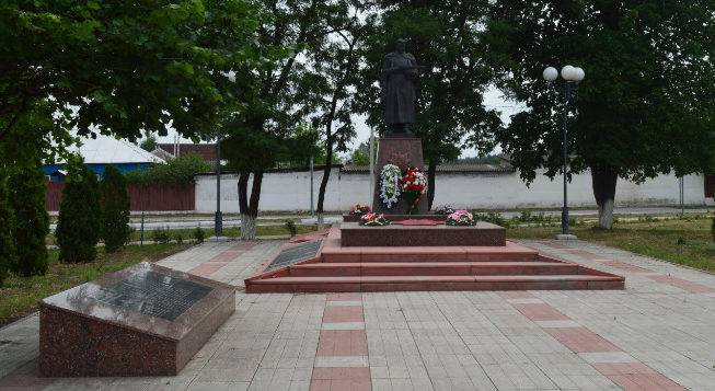 с. Незнамово Старооскольского р-на. Памятник, установленный на братской могиле, в которой похоронено 66 советских воинов, в т.ч. 52 неизвестных, погибших в 1943 году.