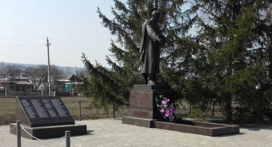 с. Песчанка Старооскольского р-на. Памятник по улице Полевой 18, установленный на братской могиле, в которой похоронено 34 советских воинов, в т.ч. 20 неизвестных, погибших в 1943 году.