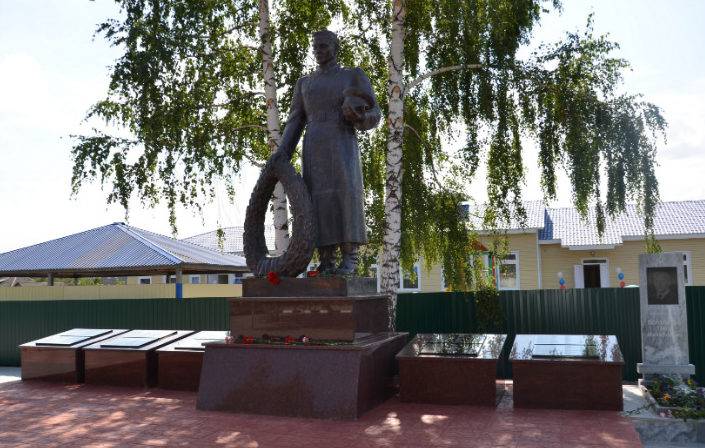 с. Сорокино Старооскольского р-на. Памятник, установленный на братской могиле, в которой похоронено 82 советских воинов, в т.ч. 46 неизвестный,  погибших в  1943 году.