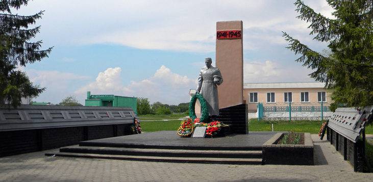 с. Федосеевка Старооскольского р-н. Памятник по улице Натальи Лихачевой, установленный на братской могиле, в которой похоронено 3  советских воина, в т.ч. 1 неизвестный, погибших в 1943 году.