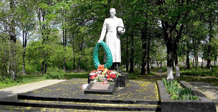 с. Федосеевка Старооскольского р-на. Памятник по улице Натальи Лихачевой, установленный на братской могиле, в которой похоронено 45  советских воинов, в т.ч. 30 неизвестных, погибших в 1943 году.