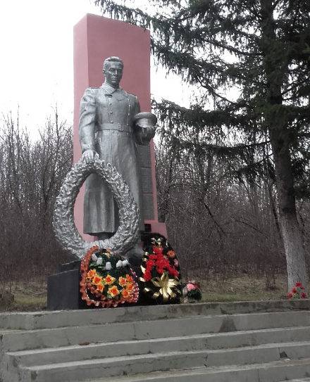 с. Шаталовка Старооскольского р-на. Памятник по улице Коммунальной 21, установленный на братской могиле, в которой похоронен 41  советских воинов, в т.ч. 11 неизвестных, погибших в 1943 году.